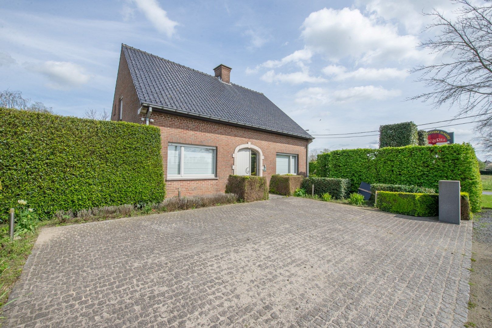 Instapklare woning met 40m2 garage & handelzaak/kantoor van 90m2 foto 3