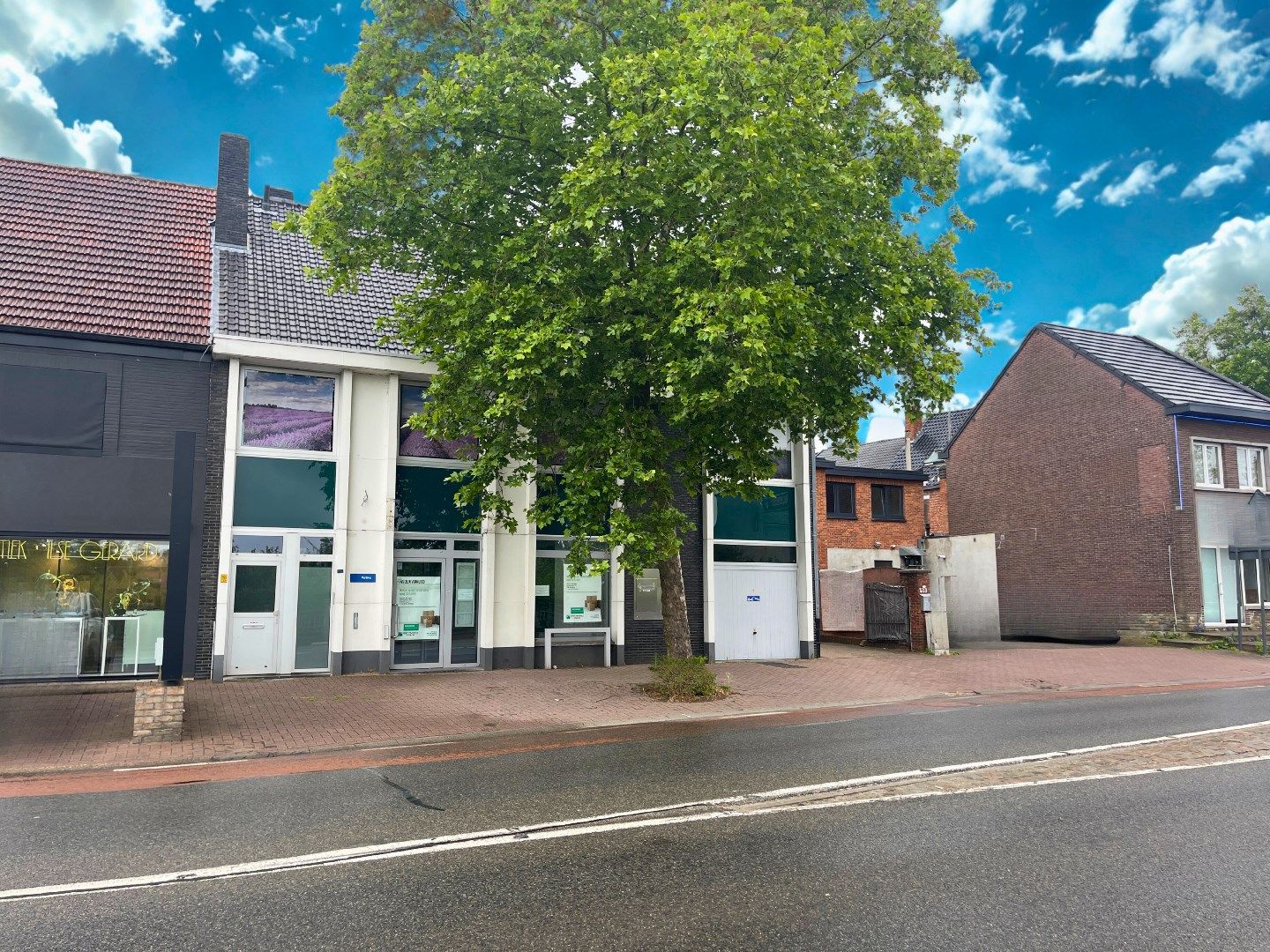 Kantoorgebouw 482m² op 3a85ca met tuin en garage op commerciële topligging foto {{pictureIndex}}