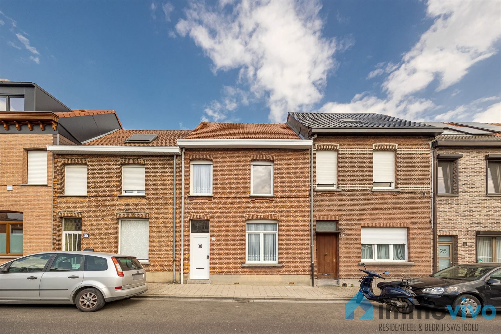 Hoofdfoto van de publicatie: Op te frissen woning met potentieel – 3 slaapkamers, zolder met uitbreidingsmogelijkheden, ruime tuin & garage!