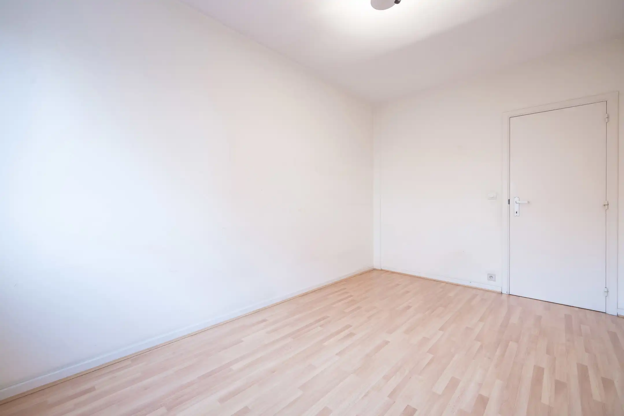 Europese wijk | Licht appartement met parking foto 13