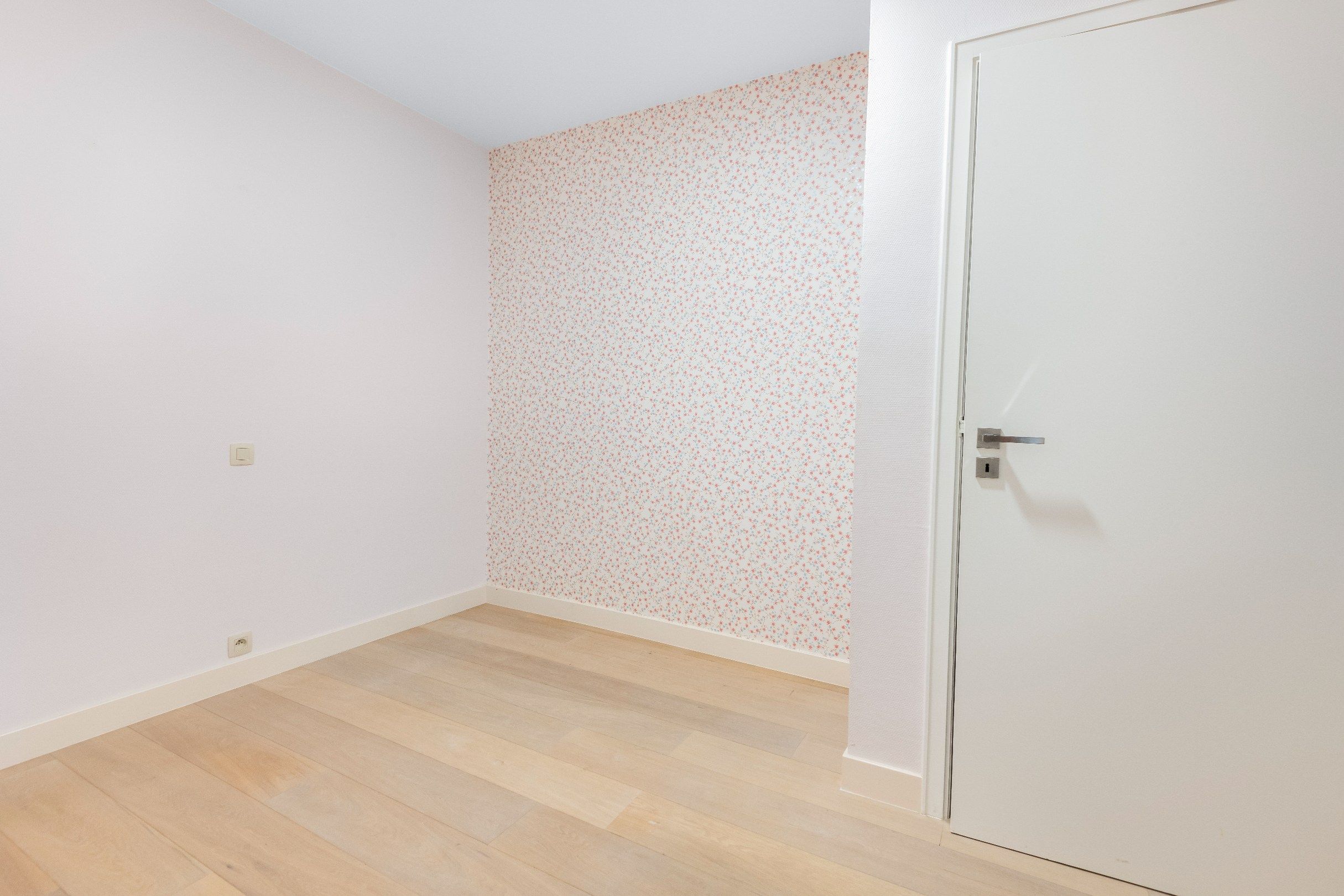 Ongemeubeld appartement met 3 slaapkamers op de ZEEDIJK in het Zoute tegen het Albertplein. foto 14