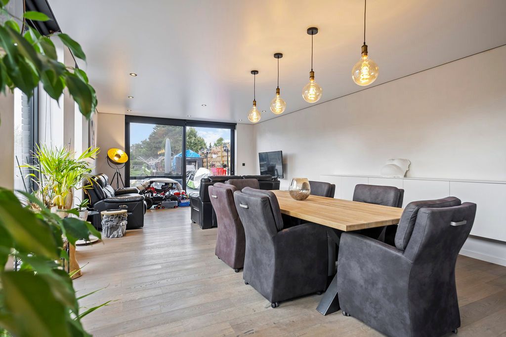 Halfopen woning met moderne voorzieningen! foto 5