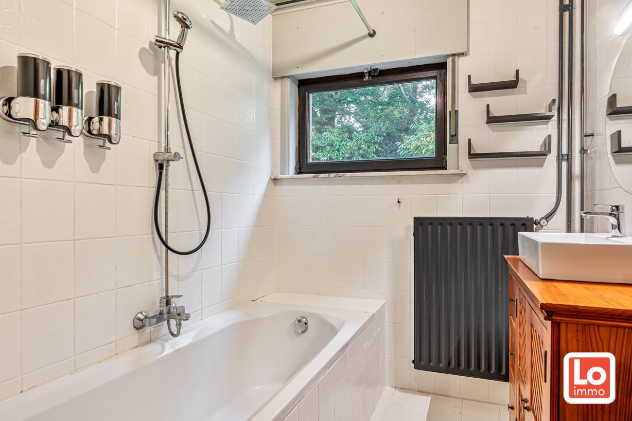 VERKOCHT!! Te renoveren ruime alleenstaande woning met inpandige garage op een top locatie in hartje Lochristi! foto 11