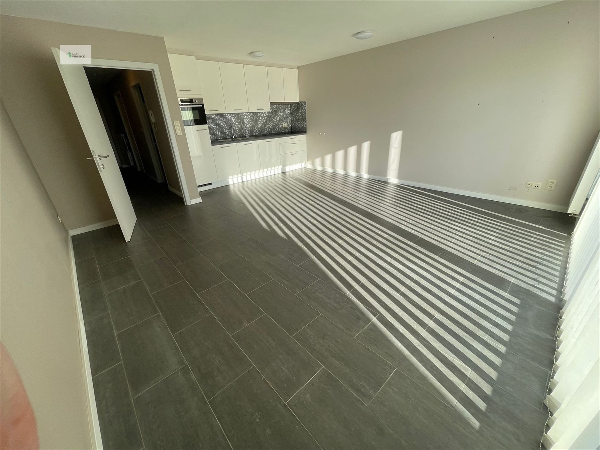 Instapklaar één slaapkamer appartement met afgesloten garage foto 1