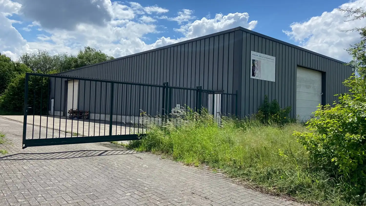 Te huur: veelzijdige bedrijfshal/magazijn op industrieterrein in Lanaken foto {{pictureIndex}}