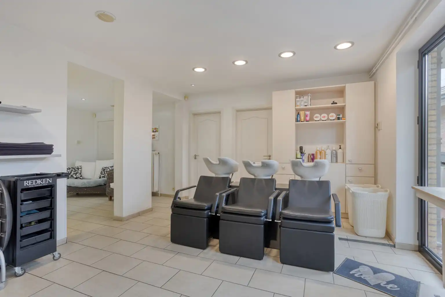 Goed gelegen commercieel pand met kelders foto 8