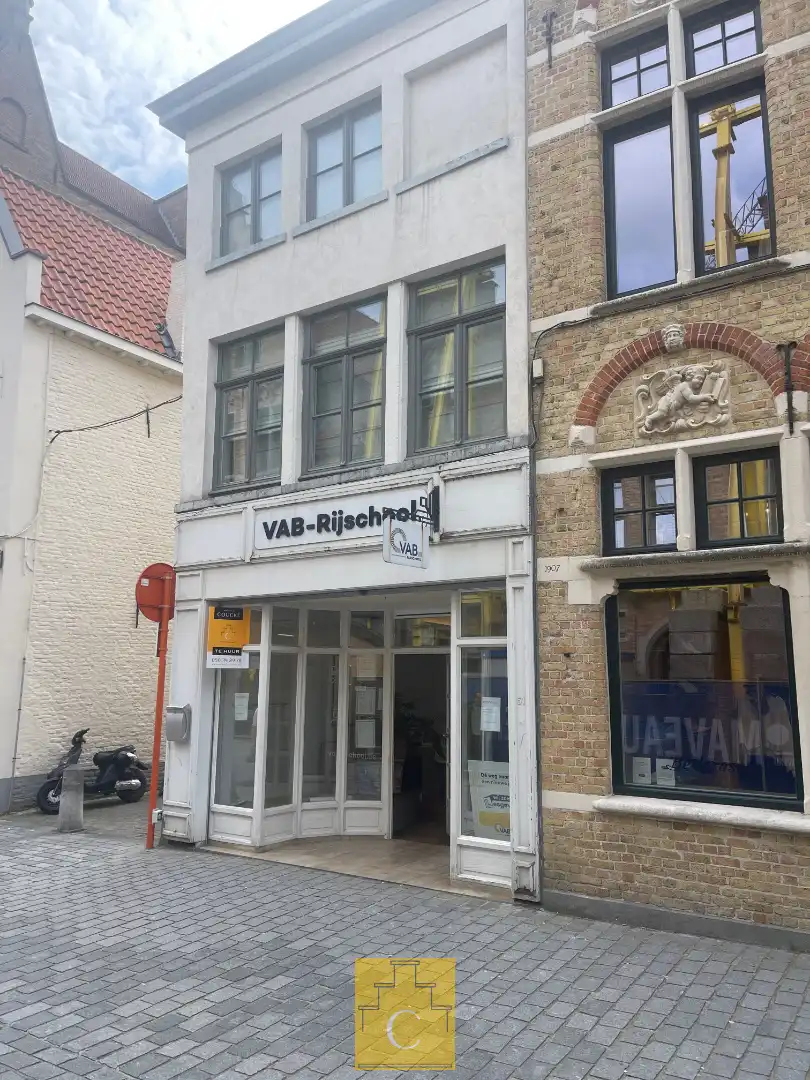 Handelsgelijkvloers met uitstekende zichtbaarheid in het hart van Brugge foto 3