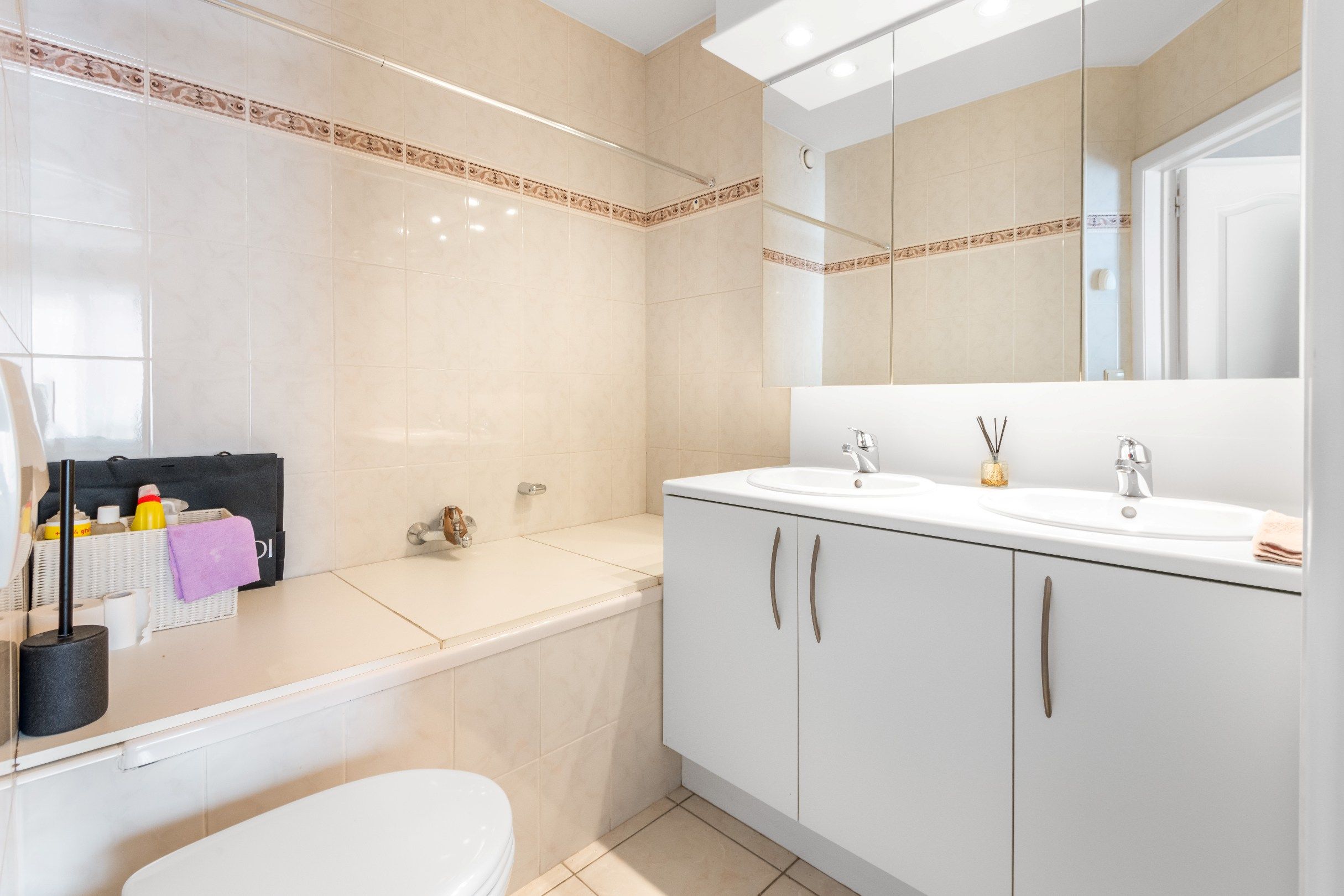 Zeer centraal gelegen, ongemeubeld appartement in de Dumortierlaan op enkele stappen van de Lippenslaan en de Zeedijk. foto 12