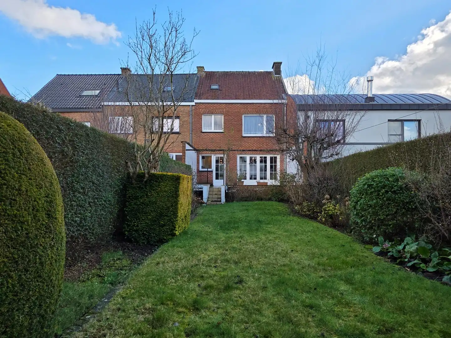 Hoofdfoto van de publicatie: Stevige woning met 3 slaapkamers in doodlopende straat in Kuurne met ruime garage en mooie tuin.