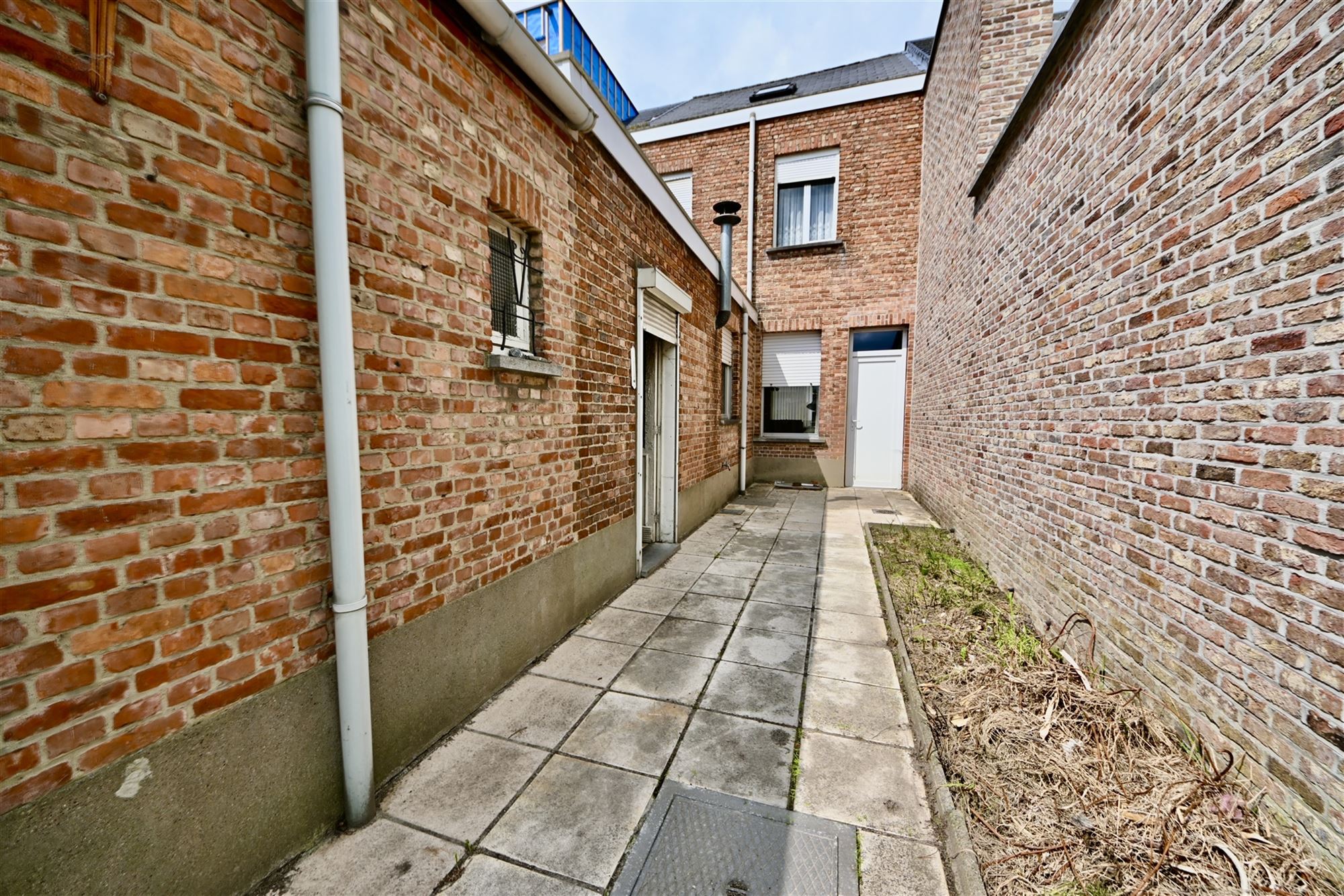 Te renoveren woning met 2 (mogelijk 3) slaapkamers en tuin. foto 12