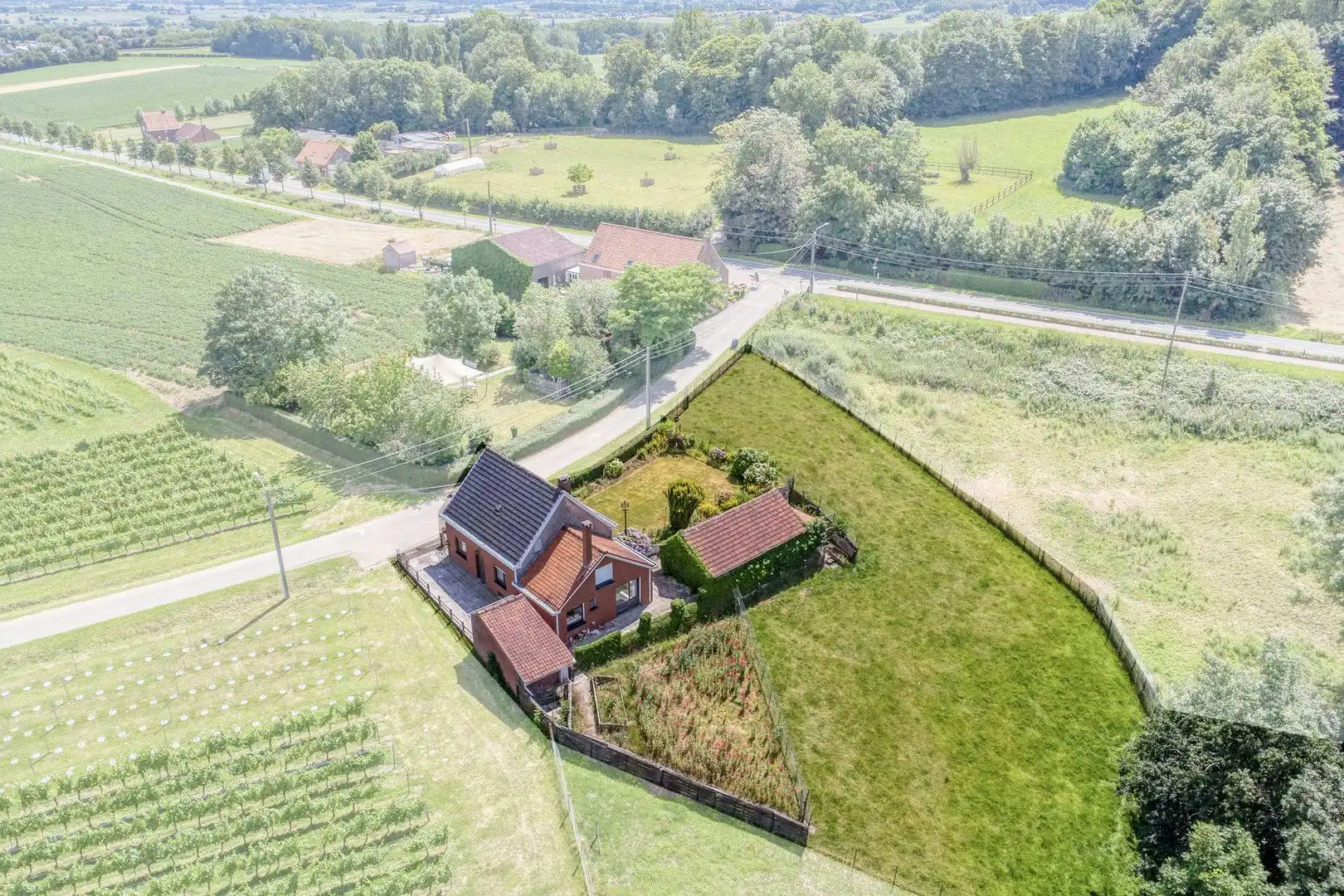 Huis met weide te koop op prachtige locatie in Heuvelland foto 4