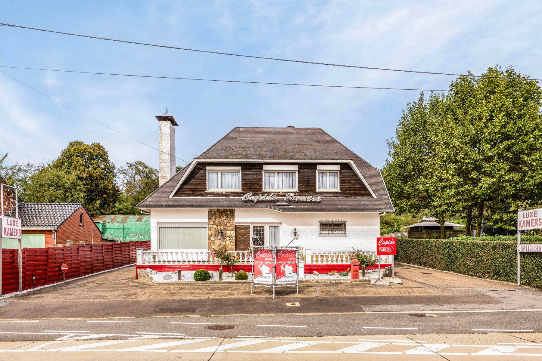 Hoofdfoto van de publicatie: WONING MET 9 KAMERS en 9 BADKAMERS