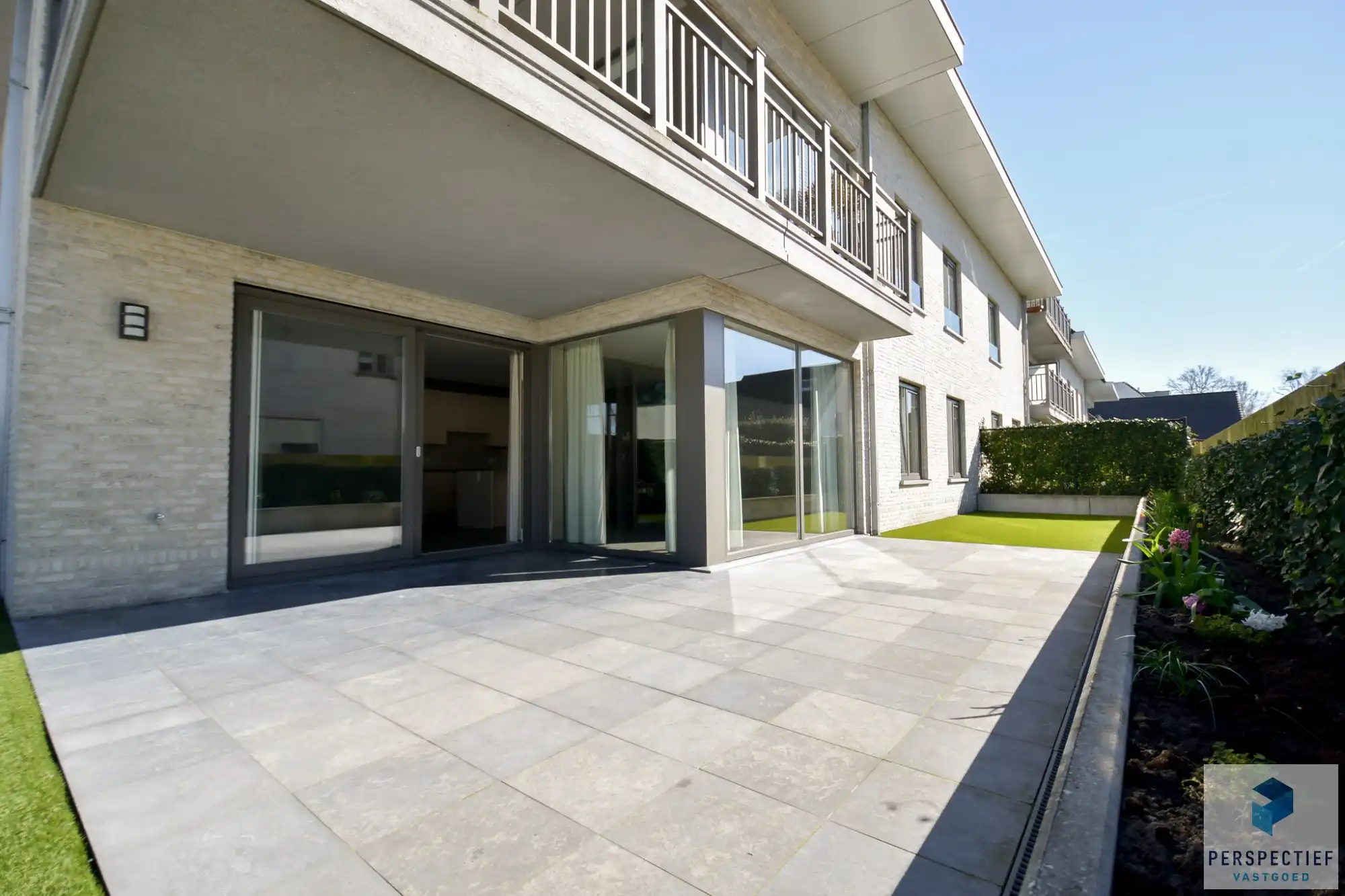 BEZOEKMOMENT ZATERDAG 28/03 VAN 9U TOT 10U30 | Volledig afgewerkt nieuwbouw gelijkvloers appartement met tuin, berging en garage foto 2