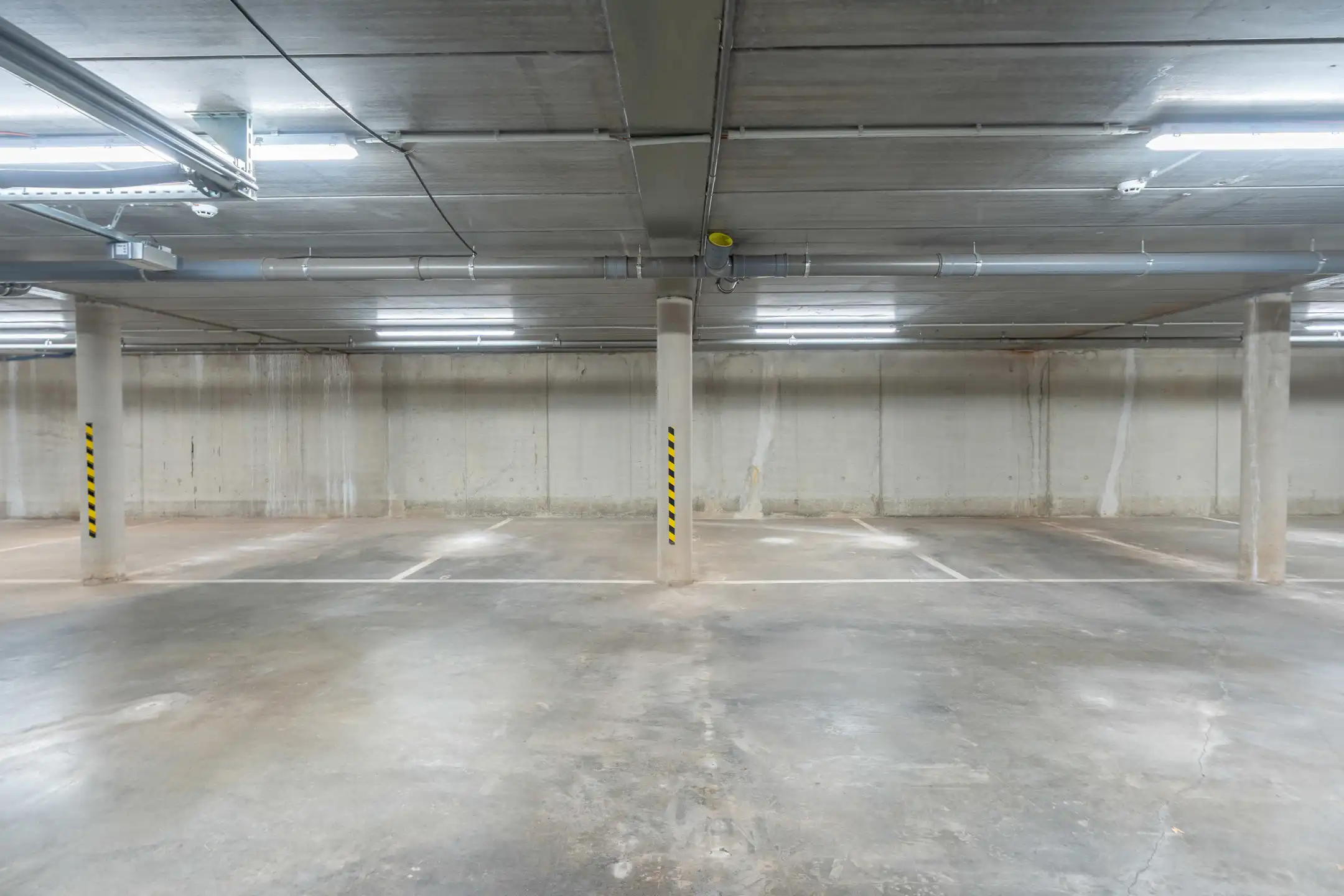 Zeer gunstig gelegen ondergrondse autostaanplaatsen te koop! foto 9