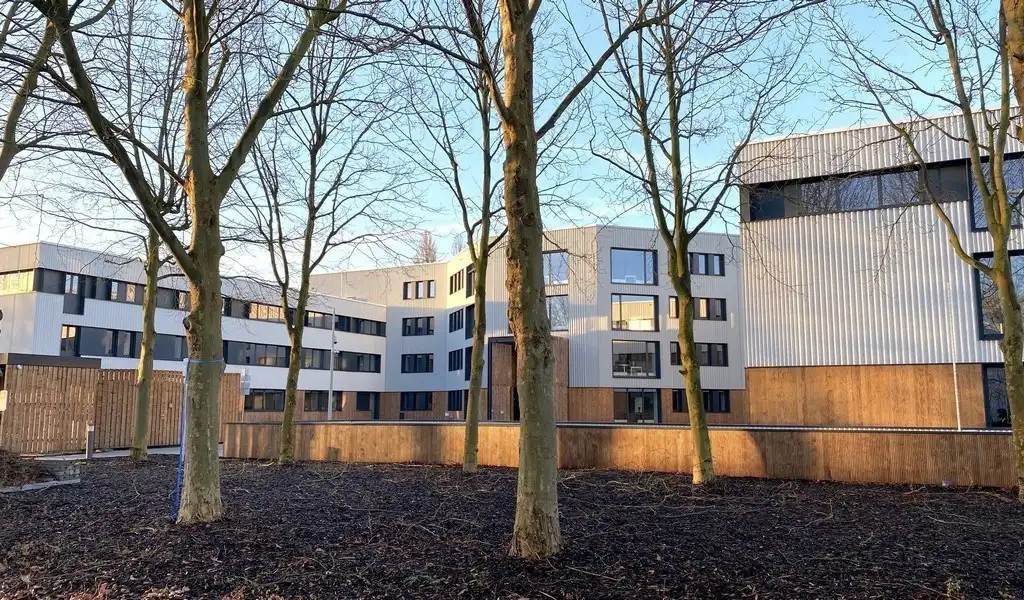 Vernieuwde kantoren te huur op toplocatie in Zwijnaarde foto {{pictureIndex}}