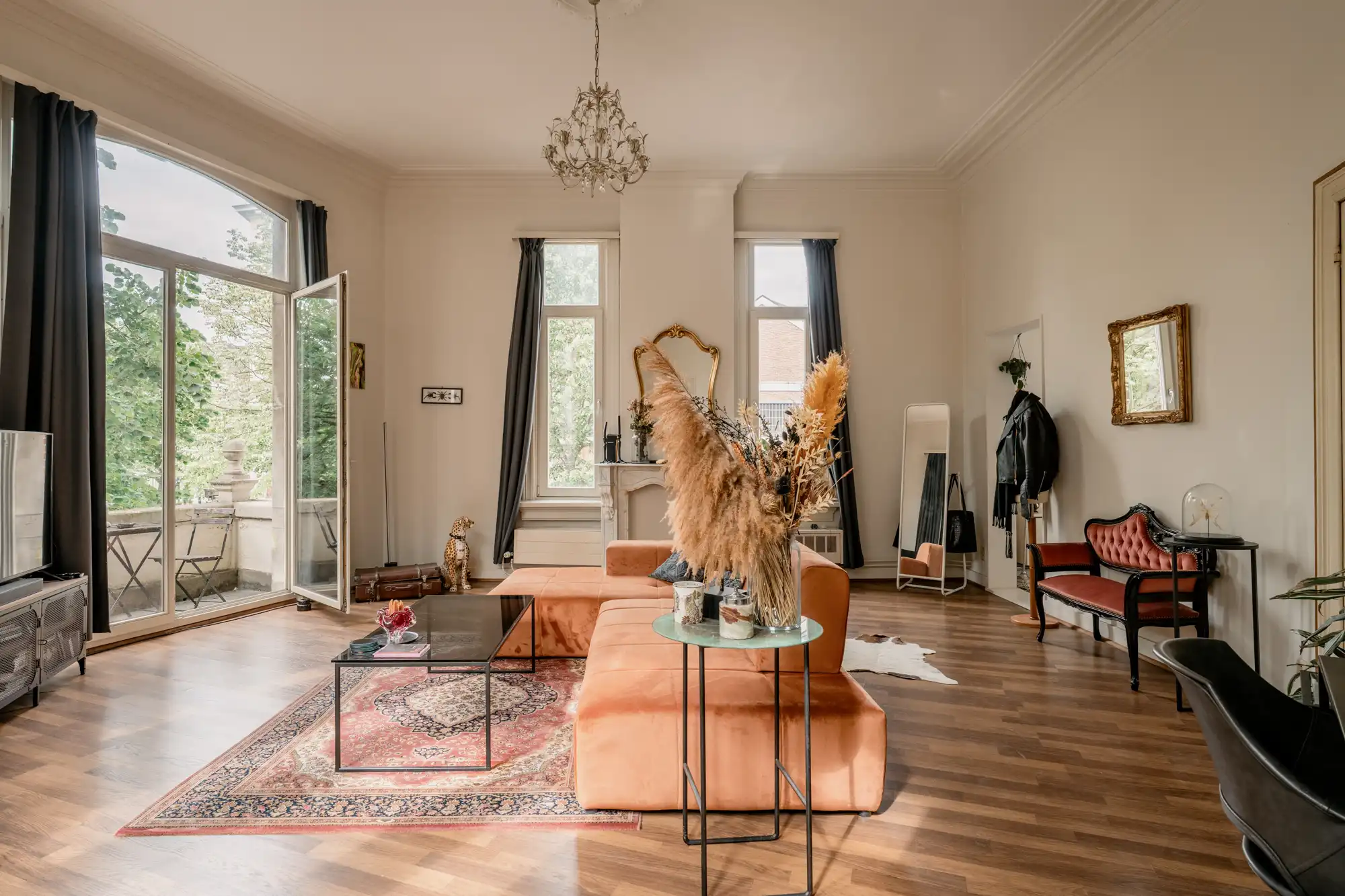 Eclectisch appartement in opvallend hoekgebouw ‘Den Wolf’ op Zurenborg. foto 3
