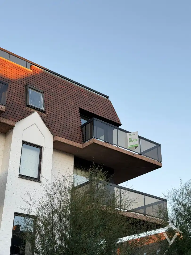 Verzorgd 2-slpk-app. nabij St-Idesbald + zonnig terras met lateraal zeezicht  foto {{pictureIndex}}