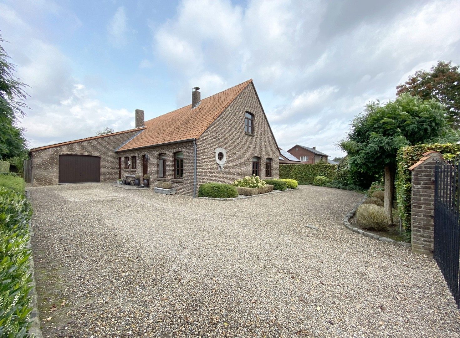 Landelijke woning met paardenweide nabij Nederlandse grens foto {{pictureIndex}}