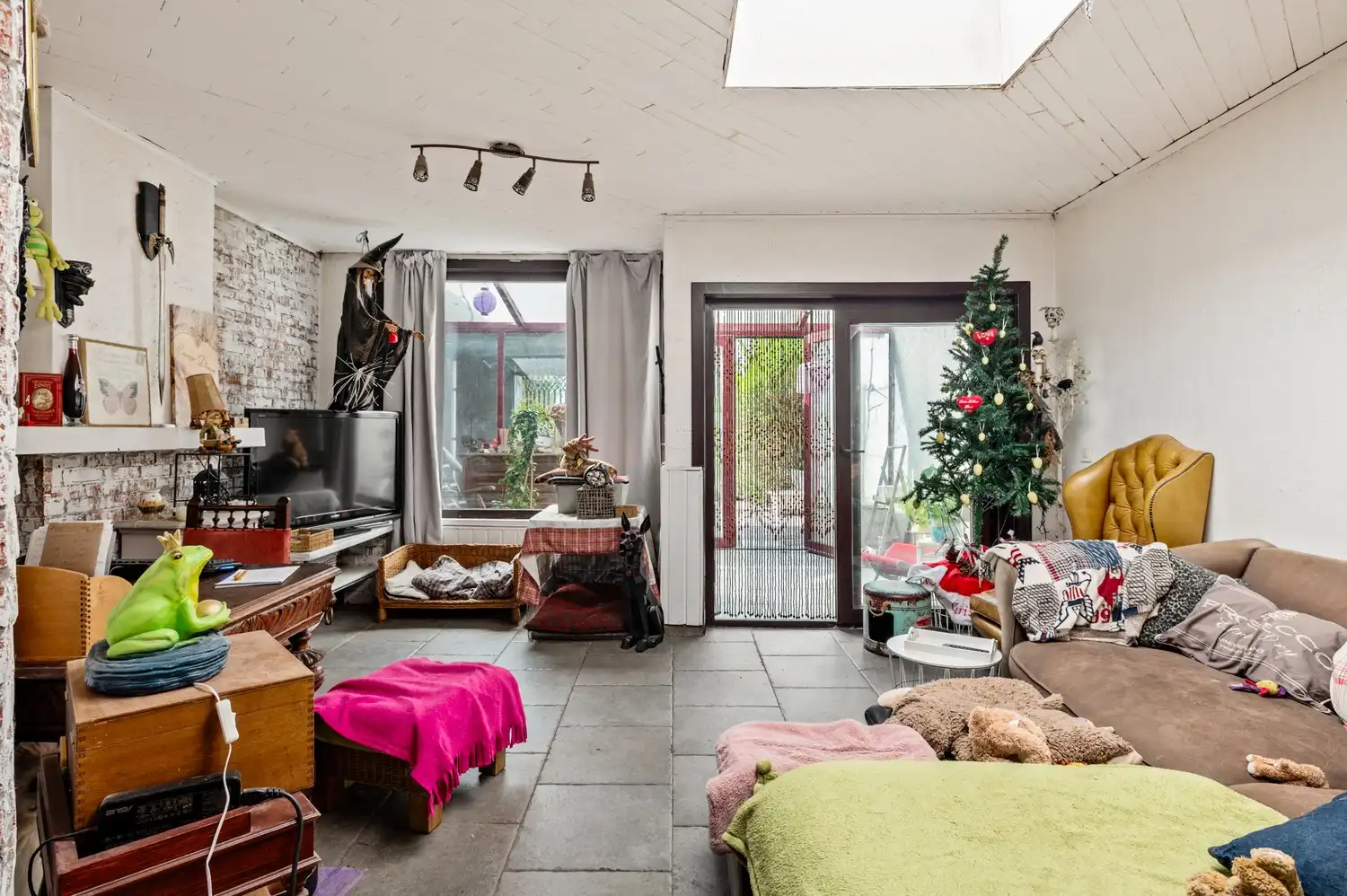 Gedeeltelijk te renoveren rijwoning met 3 slaapkamers, tuin en veel potentieel in Merksem! foto 2