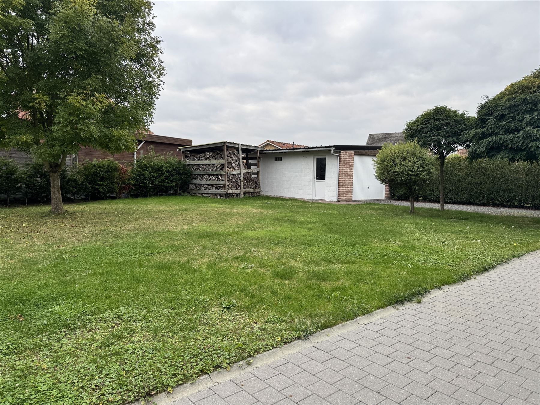 Instapklare gezinswoning met twee garages en grote tuin in Vichte foto 17