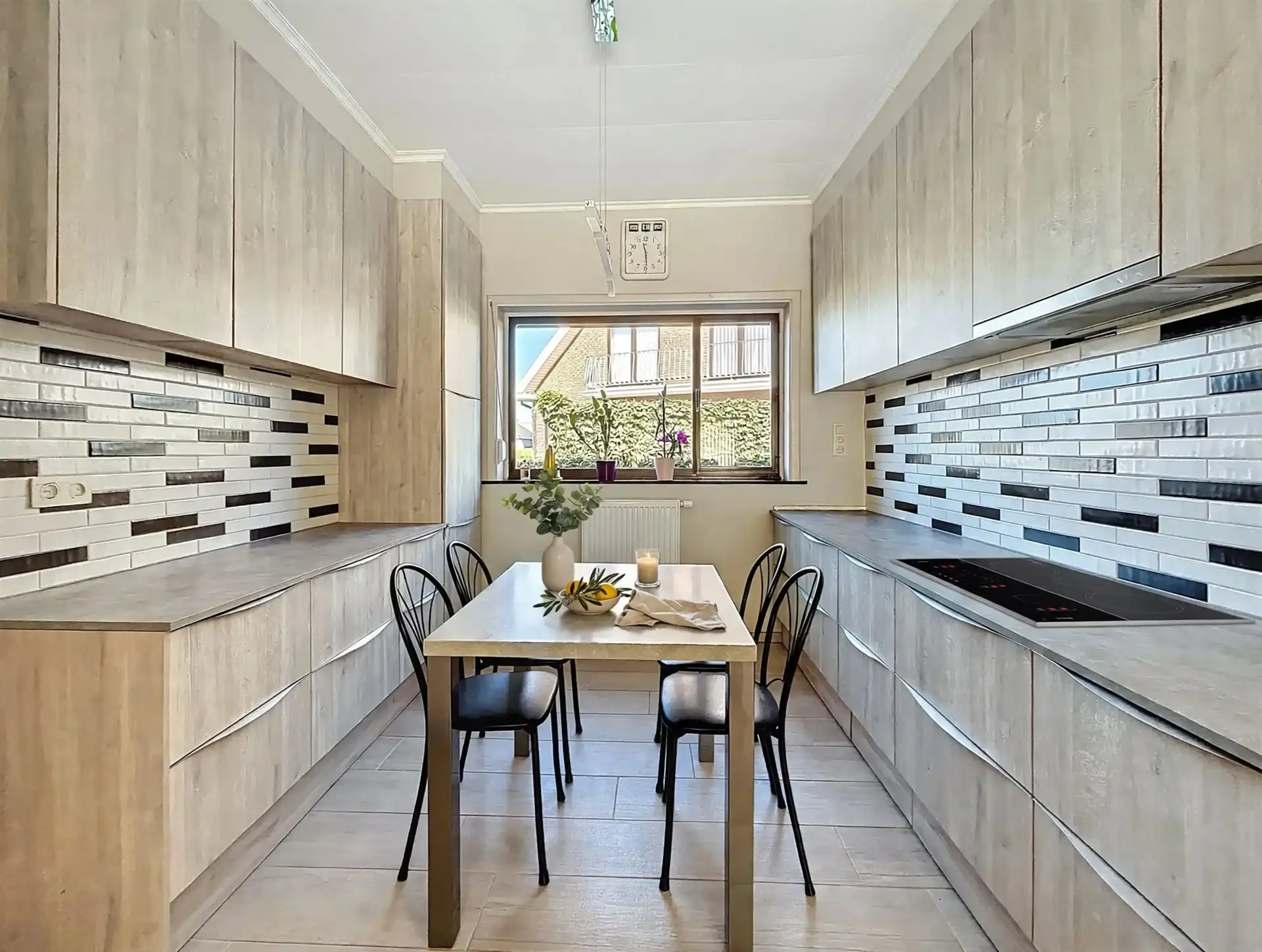 Open bebouwing met 3 slaapkamers en inpandige garage op toplocatie foto 5
