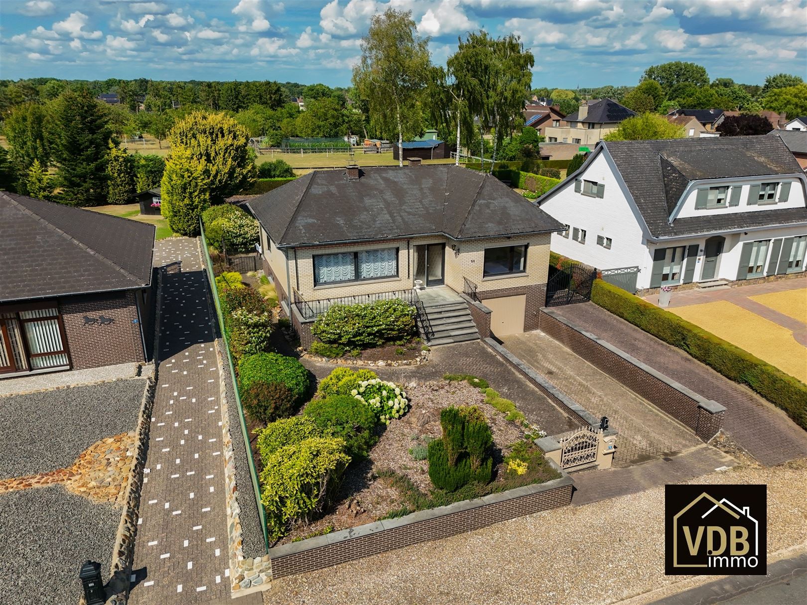 BUNGALOW -  WONING MET 3 SLAAPKAMERS EN 2 GARAGES foto {{pictureIndex}}