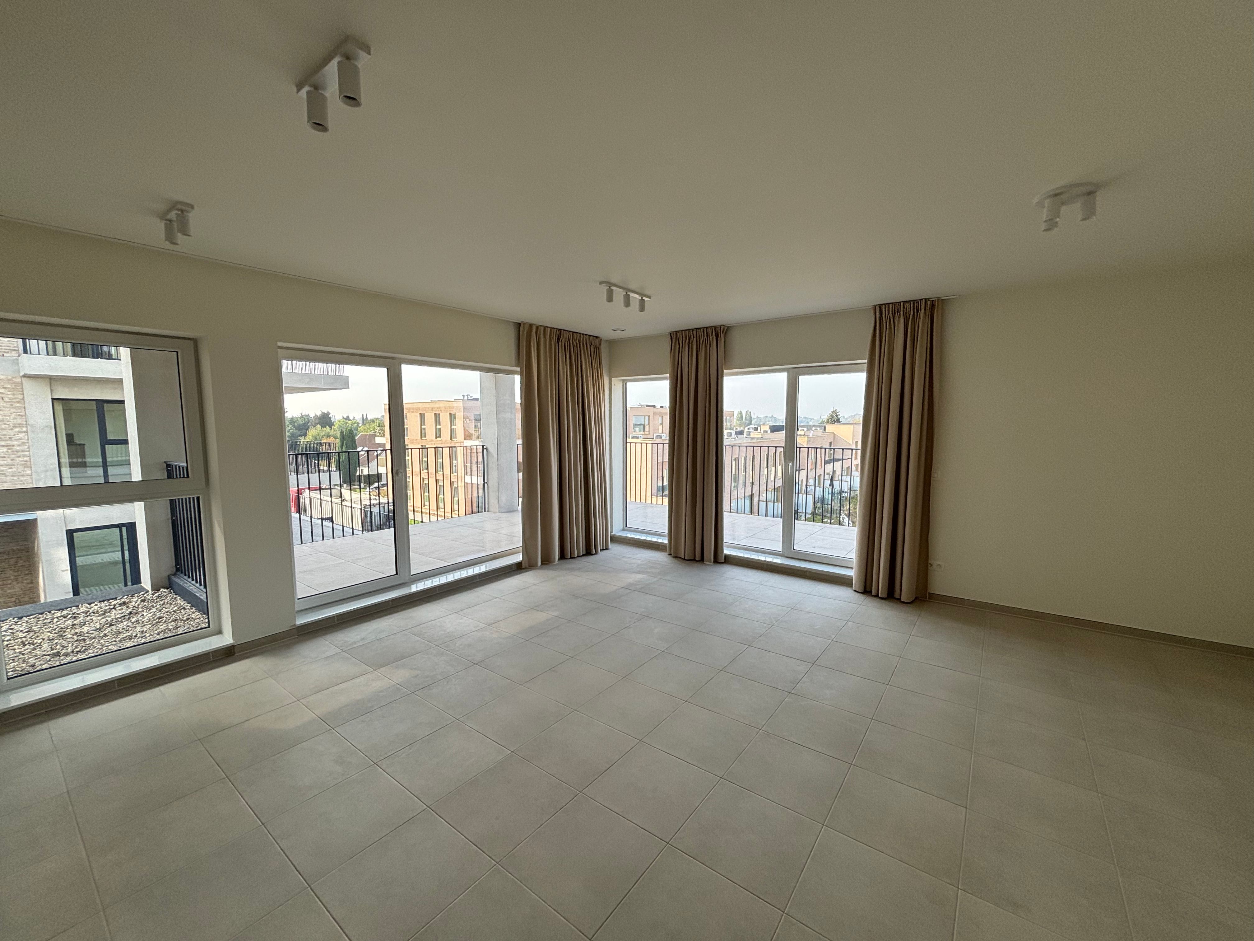 Nieuwbouw 1-slaapkamerappartement met bureau foto 11