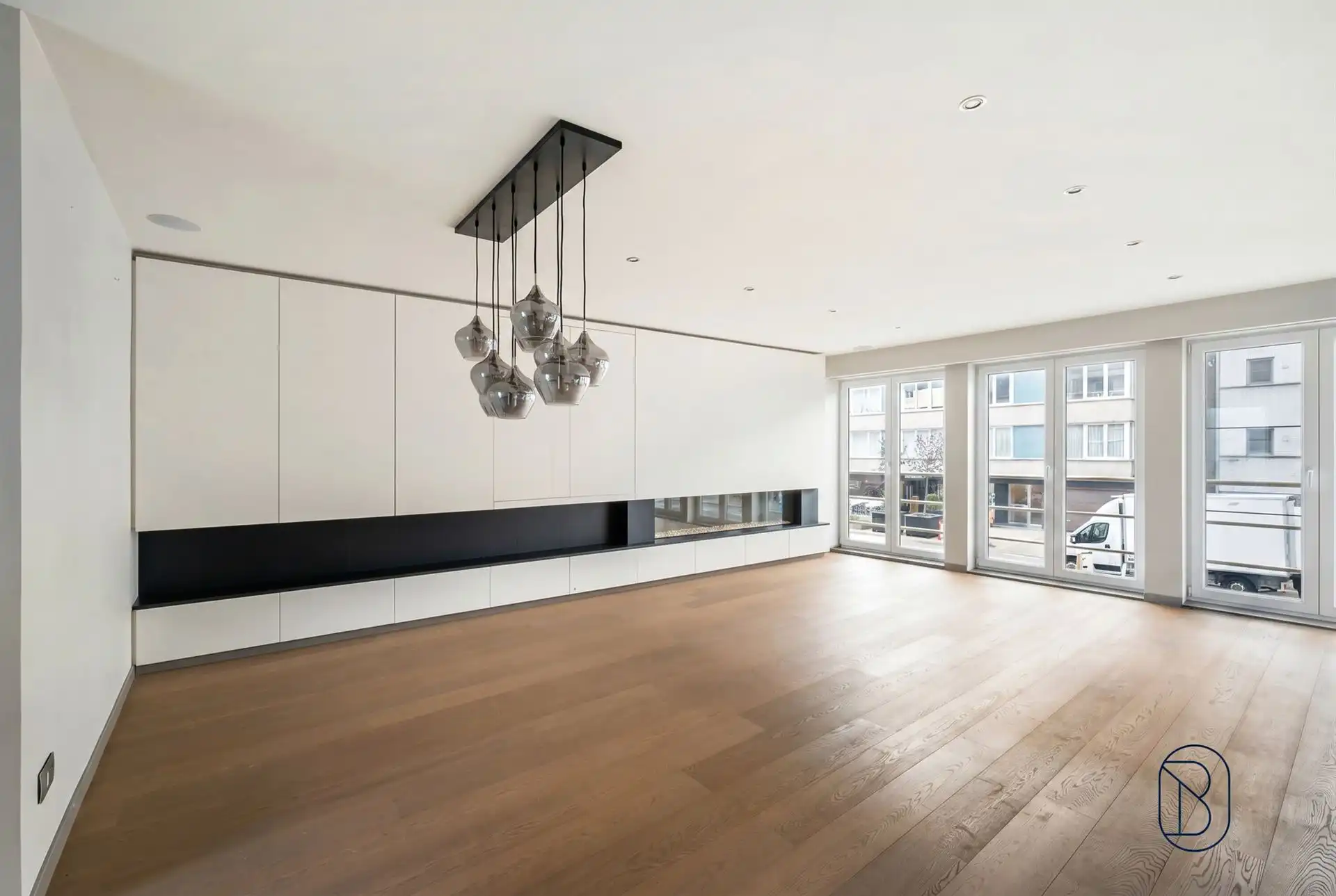 Topgelegen handelspand met kwalitatief duplex appartement foto {{pictureIndex}}