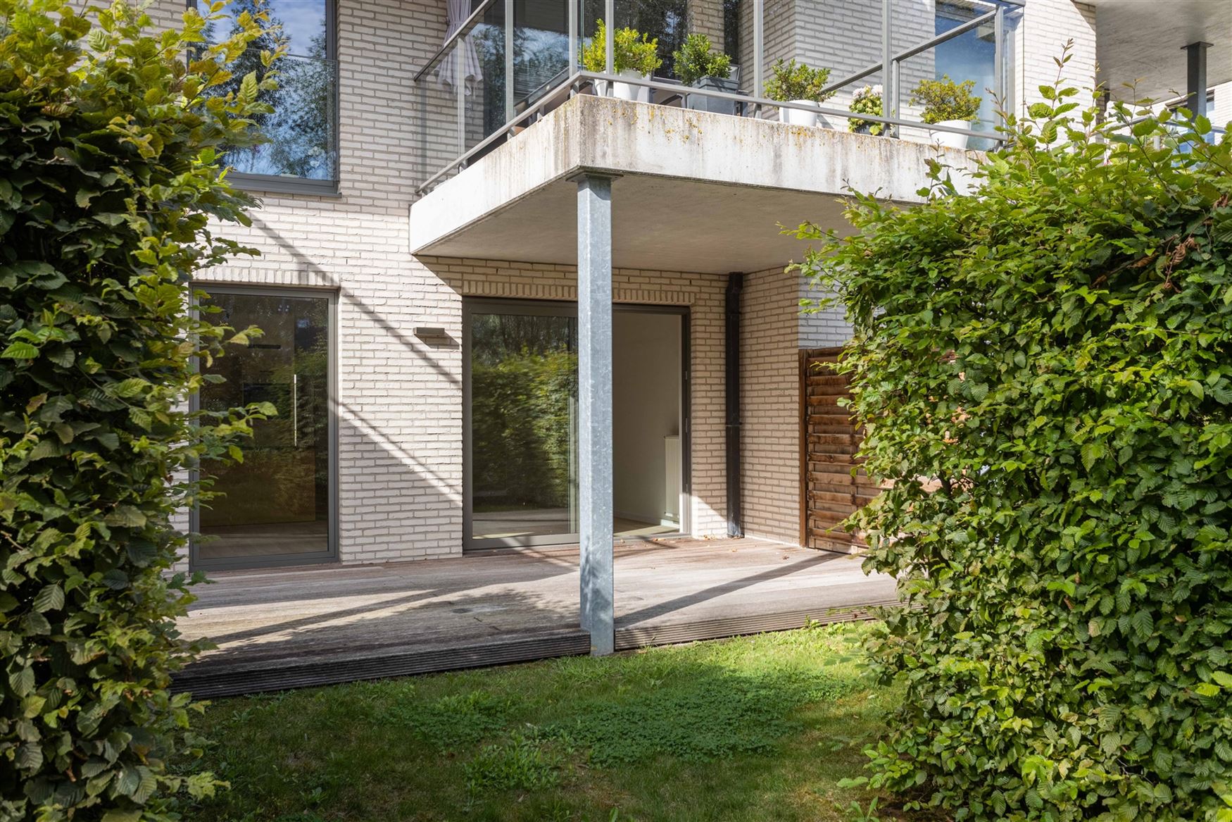 Instapklaar appartement met terras en tuin foto 3