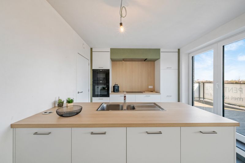 Roeselare nabij Station : Penthouse appartement met 2 slpks en zolder op de derde verdieping van een nieuw gebouwde Residentie genaamd "Residentie Arena" opp 110 m² foto {{pictureIndex}}