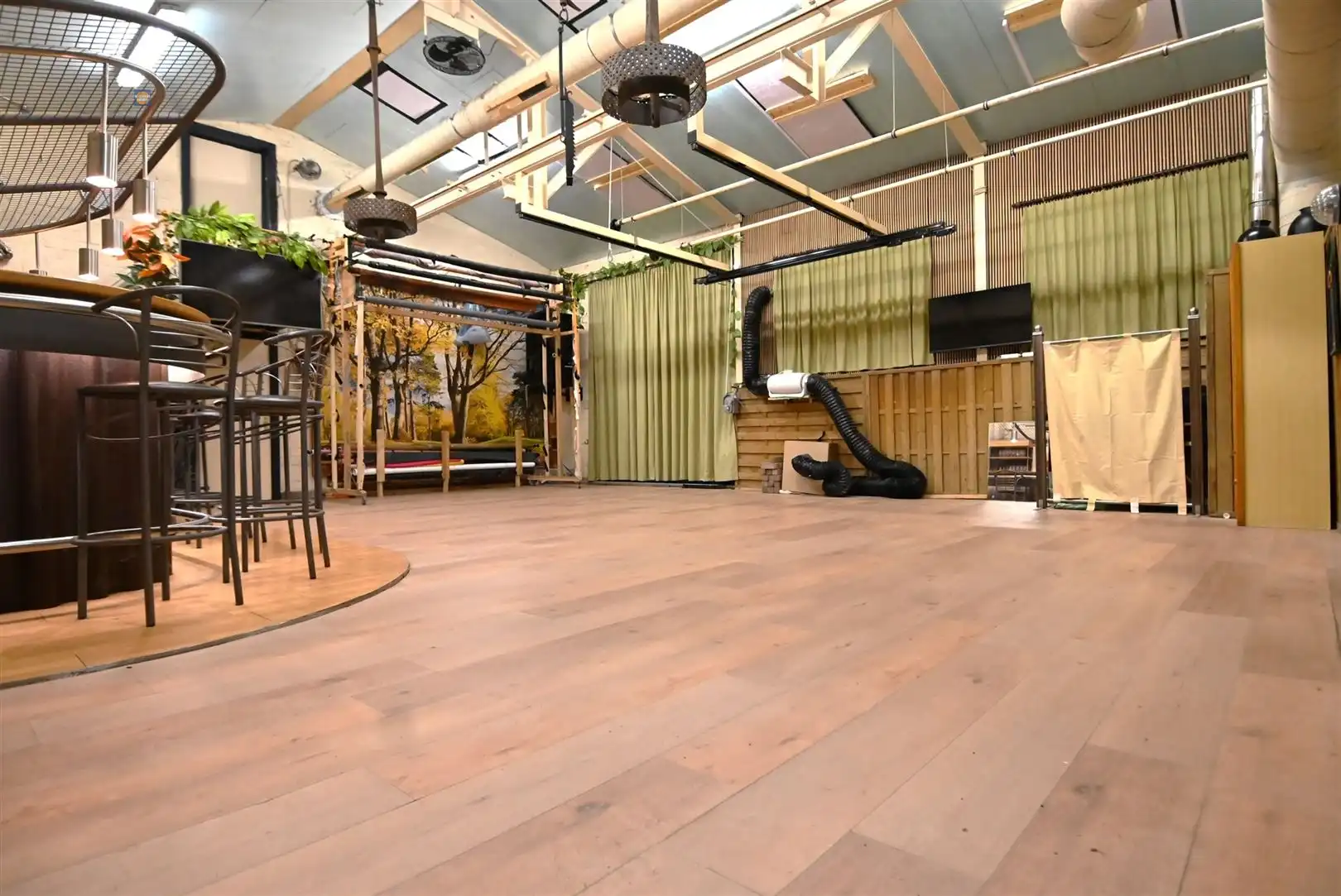 Karaktervolle villa met bijgebouw en ruime parking foto 25