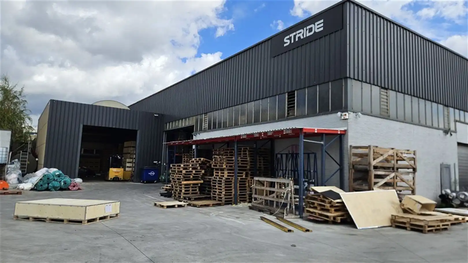 Magazijn met kantoren op toplocatie in Zwijnaarde foto 3