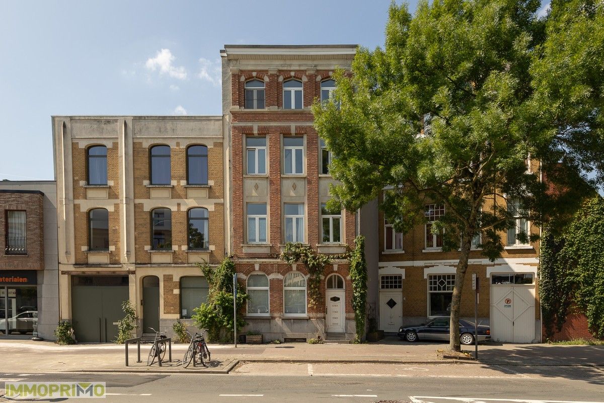 Ruim en stijlvol 1-slaapkamerappartement met zuidtuin en terras foto {{pictureIndex}}