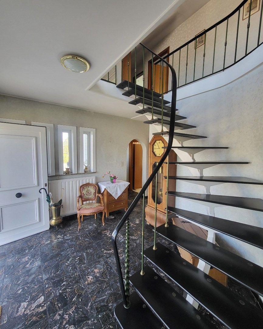Statig gluurt deze villa naar haar omgeving... foto 2