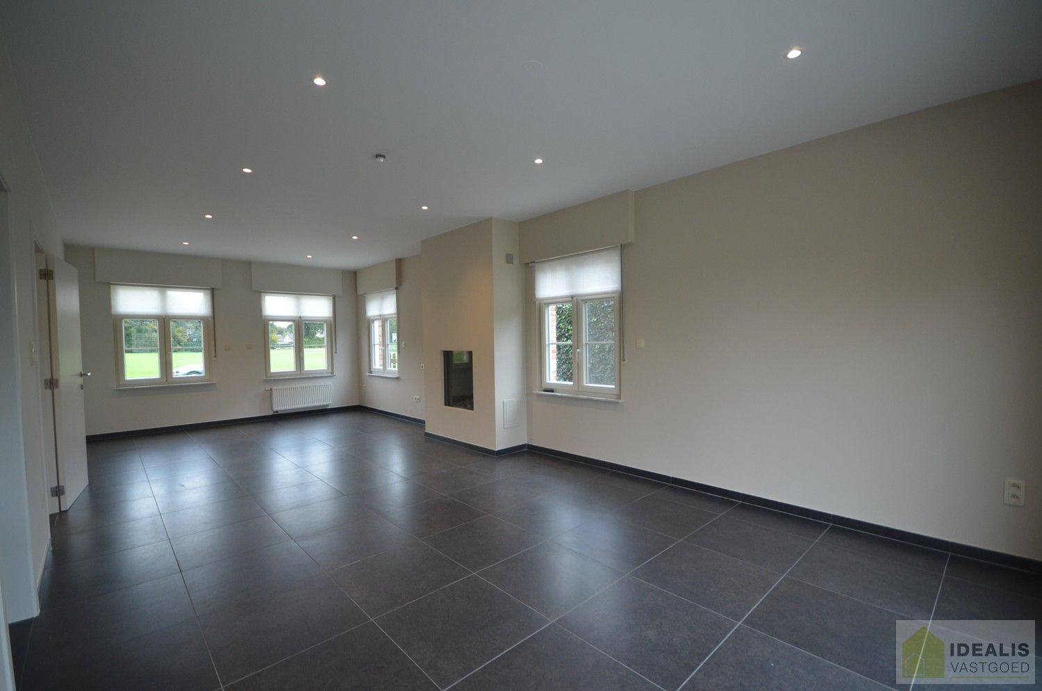 LUXUEUS AFGEWERKTE VILLA IN ZEER GOEDE STAAT! Deze ruime woning omvat o.a. een grote leefruimte, ruime keuken met bergplaats, wasplaats, 3 slaapkamers, ruime badkamer, inpandige garage en bergzolder! De villa is gelegen op een perceel met een opp. +/-13a dat volledig is aangelegd en omheind! Zeer geschikt voor kandidaten op zoek naar een rustig, doch centraal gelegen instapklare woning. foto 7