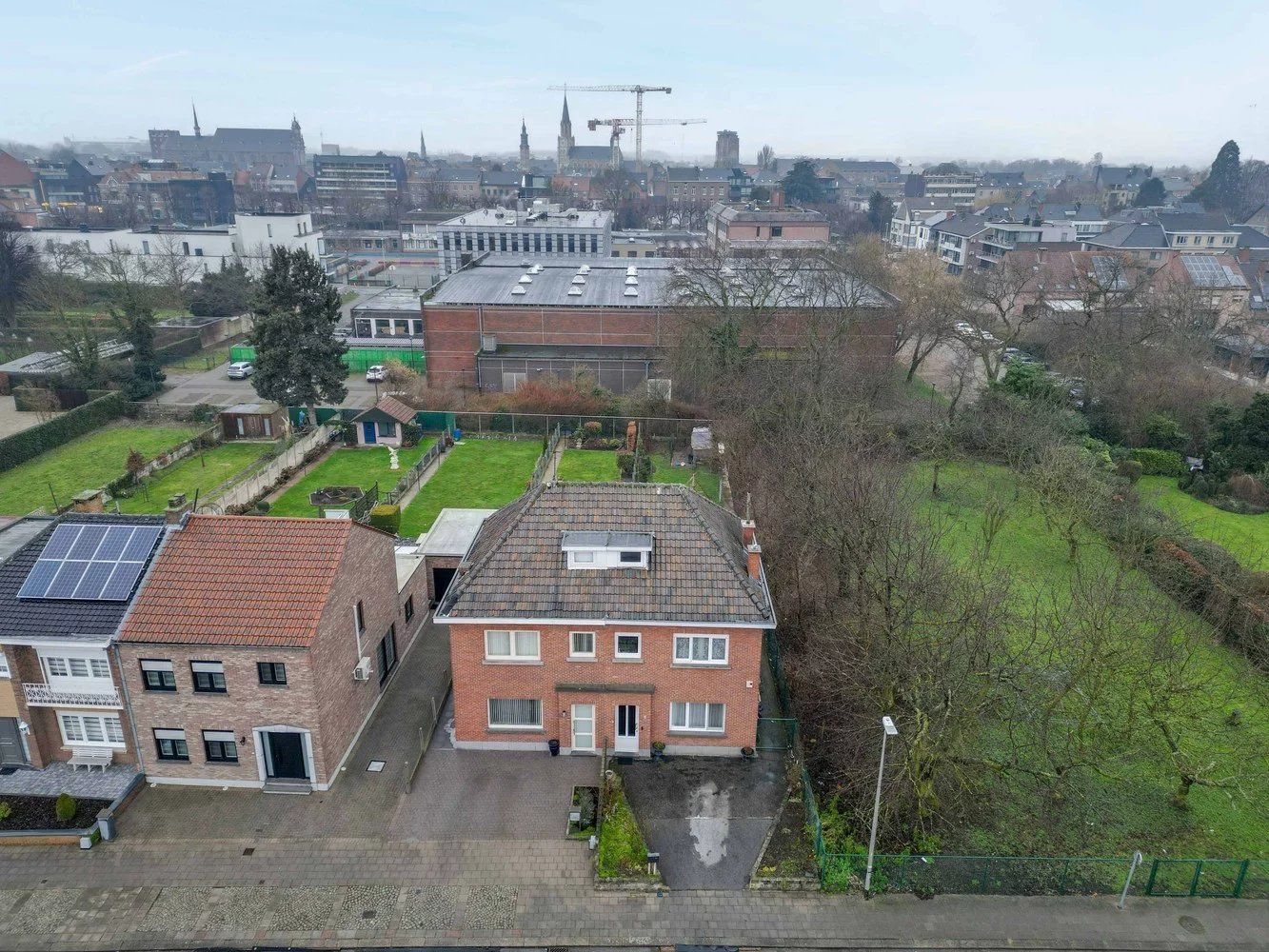 Ruime, te renoveren halfopen woning foto 4