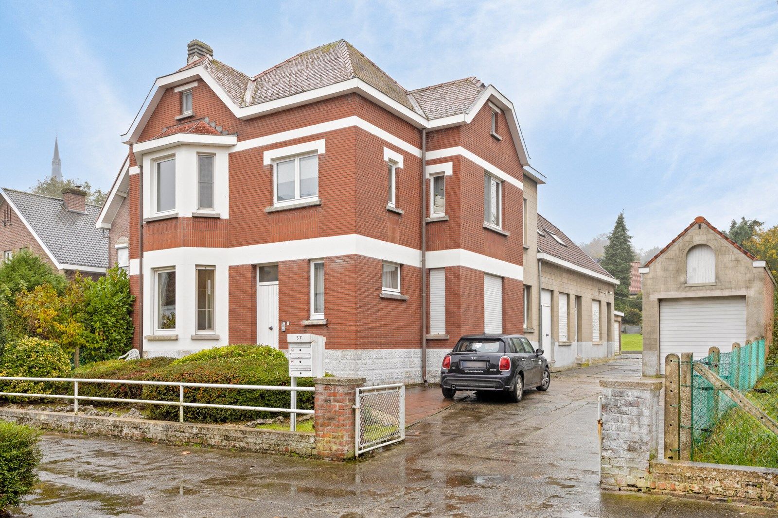 Hoofdfoto van de publicatie: KANGOEROE WONING MET TUIN EN 3 GARAGE’S EN ATELIER 1652 ALSEMBERG (BEERSEL).