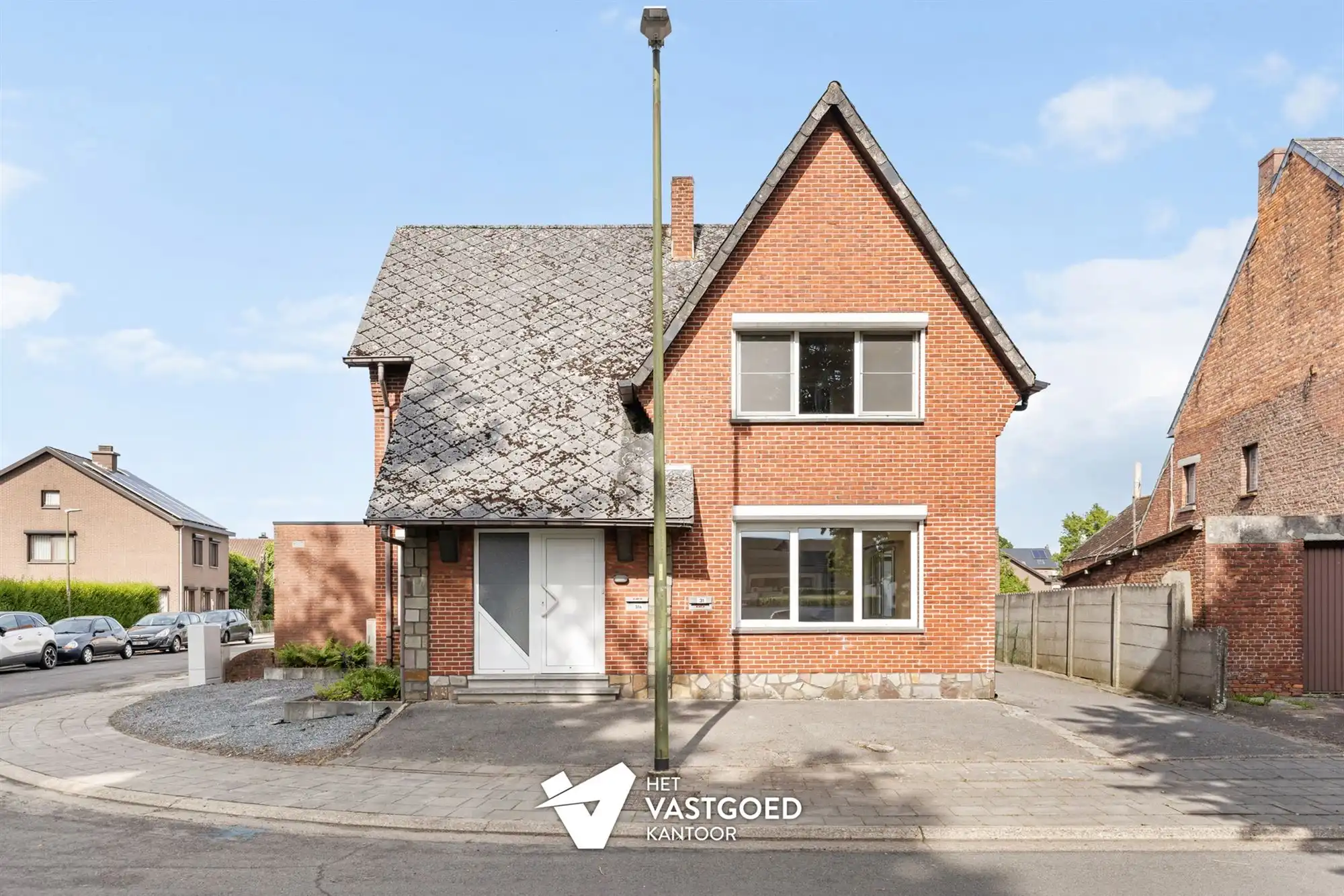 OP TE FRISSEN OPBRENGSTEIGENDOM MET 2 VERSCHILLEDE HUISNUMMERS EN RUIME BIJHORENDE VERGUNDE GARAGE TE HECHTEL foto {{pictureIndex}}