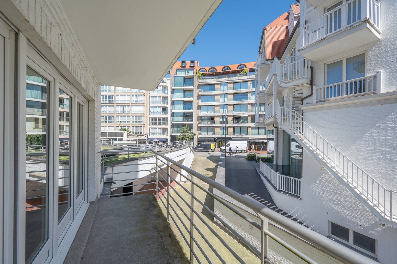 Ruim lichtrijk hoekappartement in het Zoute dichtbij de winkels, het strand en de zee. foto 5