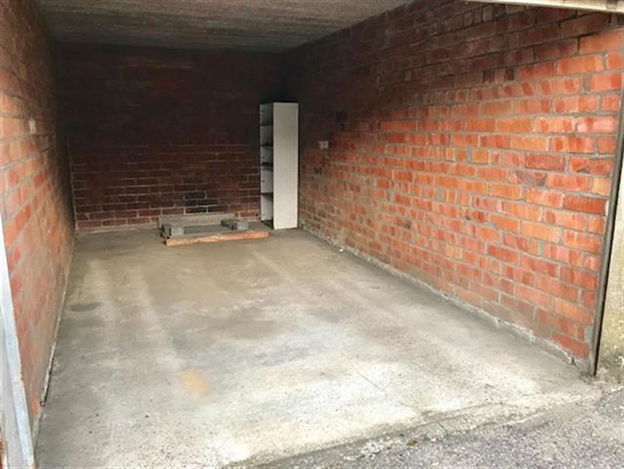 Garage (14 m²) nabij stadspark, ziekenhuis en cinema foto {{pictureIndex}}