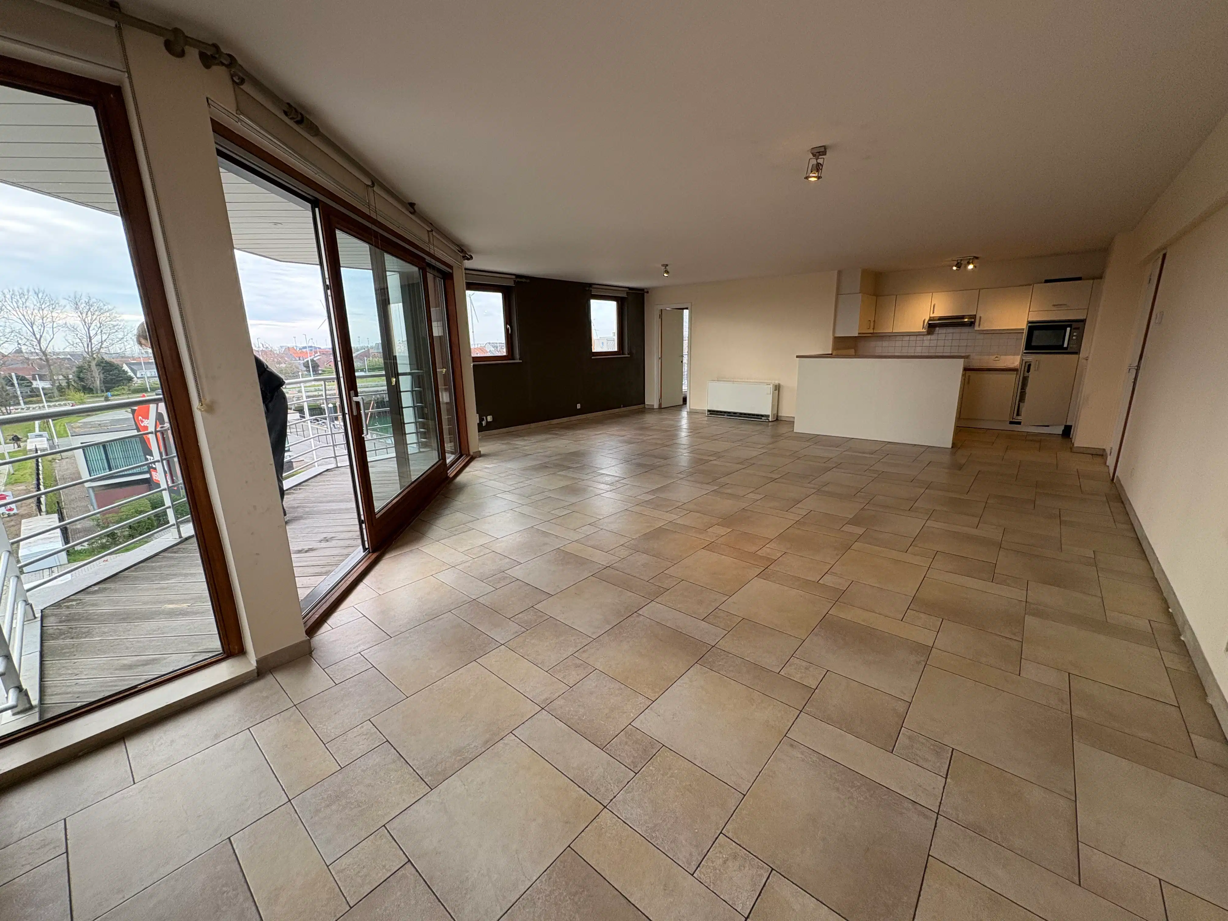 Heel ruim appartement met drie slaapkamers en twee terrassen te Zeebrugge. Mooi uitzicht op de Haven. foto 3