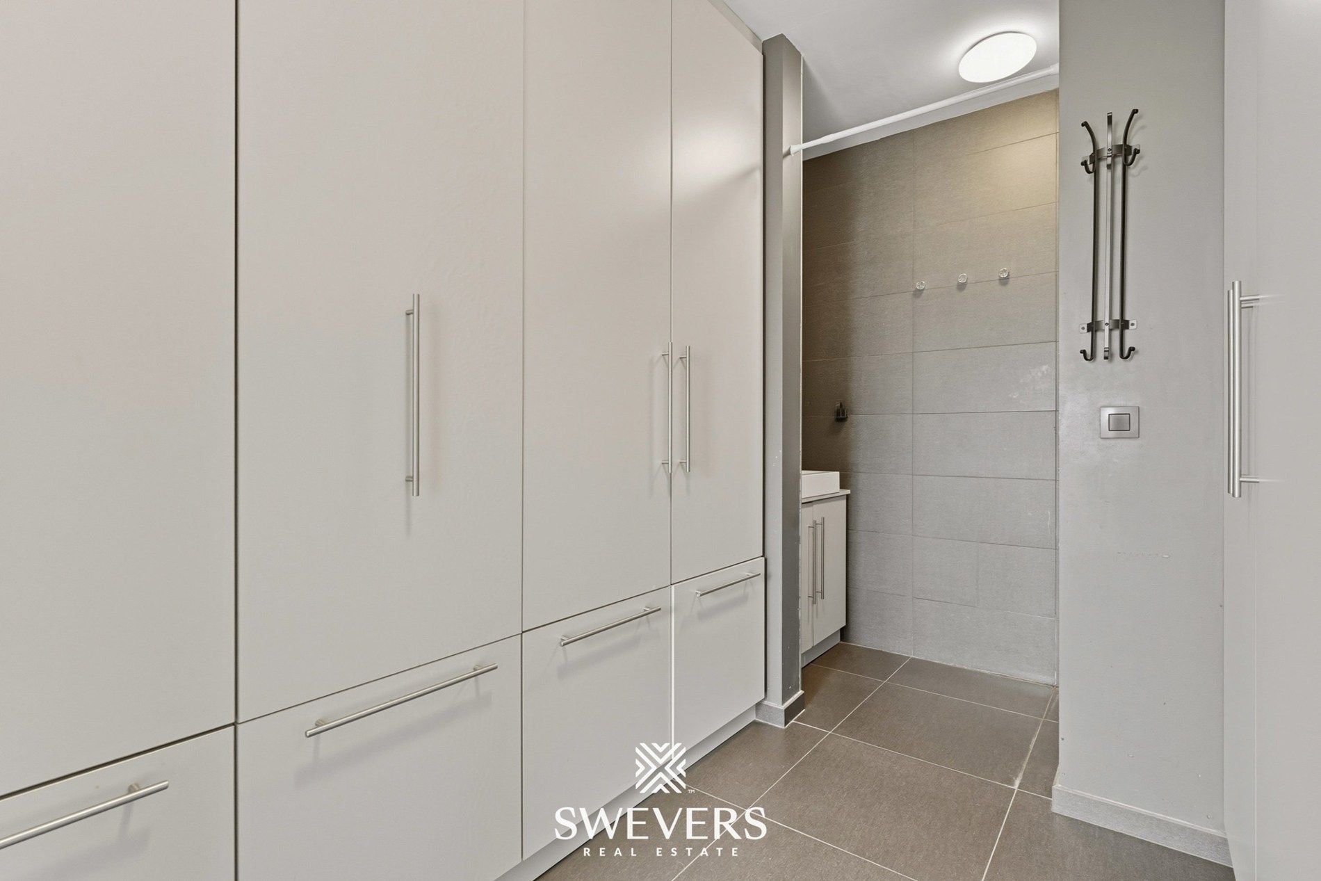 HOB met 3 slaapkamers, bureau en zwembad   foto 11