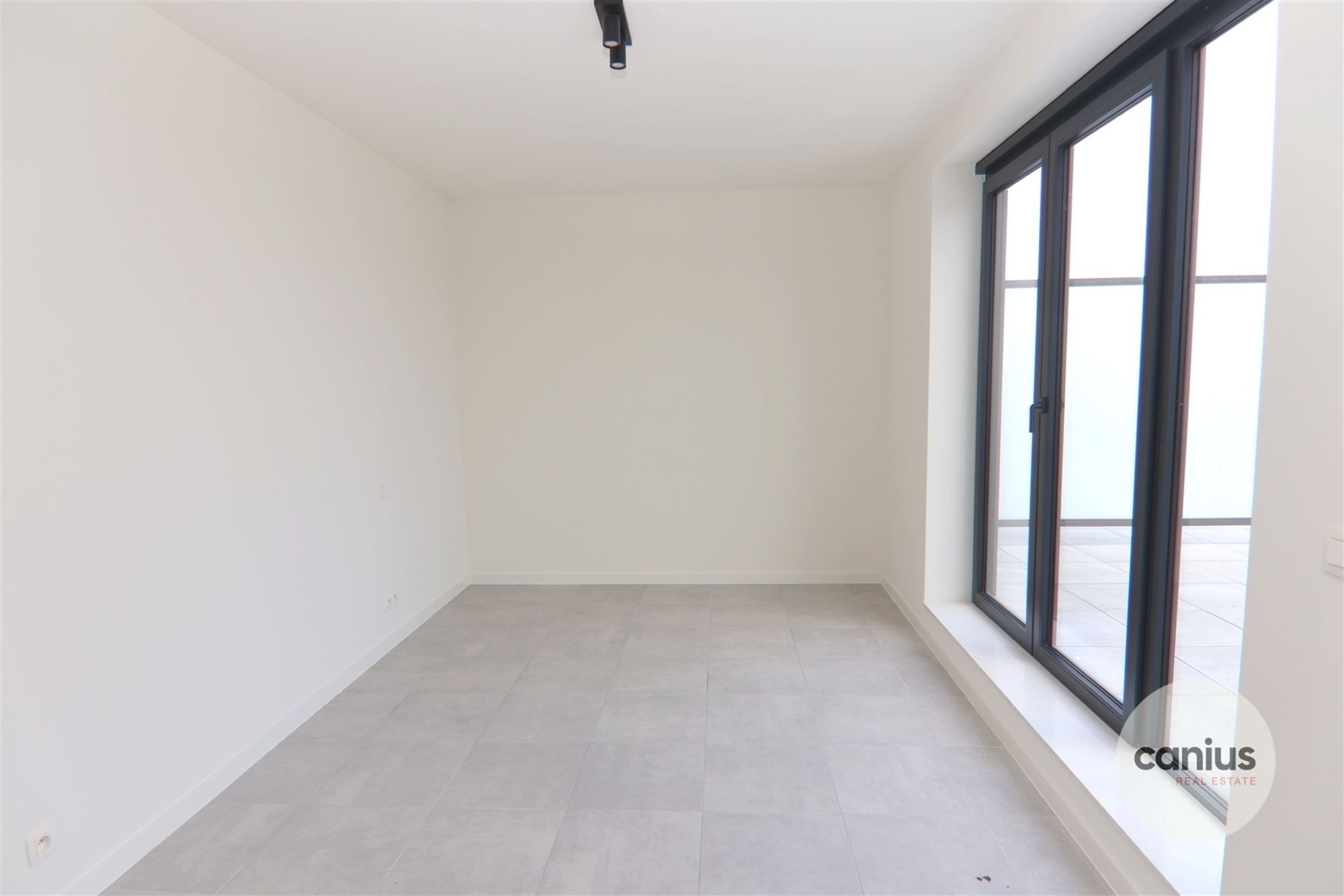 GESCHILDERDE PENTHOUSE IN HARTJE HASSELT MET 2 SLKS + 2 TERRASSEN & PARKING foto 11