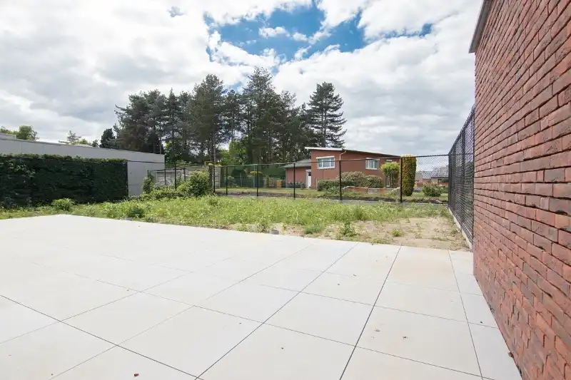 Ruim gelijkvloers nieuwbouwappartement met 4 slaapkamers en 2 badkamers, ruim terras en een mooie tuin op een goed bereikbare locatie! foto 6