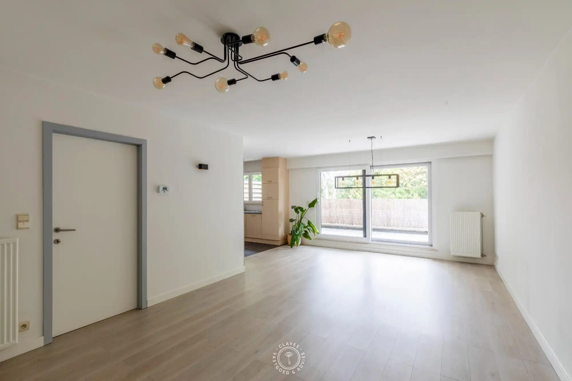 Verzorgd 2 slaapkamer appartement met ruim terras en autostaanplaats foto {{pictureIndex}}