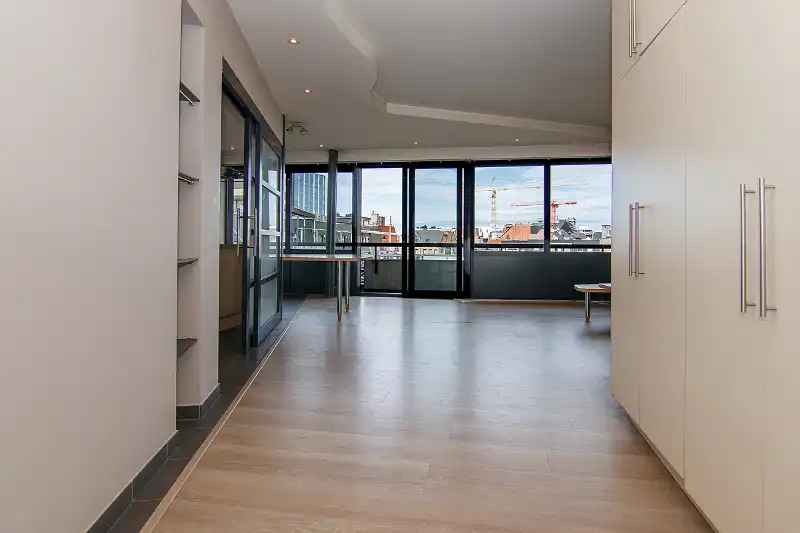 LICHT OP TE FRISSEN 2-SLAAPKAMERAPPARTEMENT MET GEMEENSCHAPPELIJKE PARKEERPLAATSEN VOOR BEWONERS OP TOPLOCATIE BINNEN DE KLEINE RING! foto 9