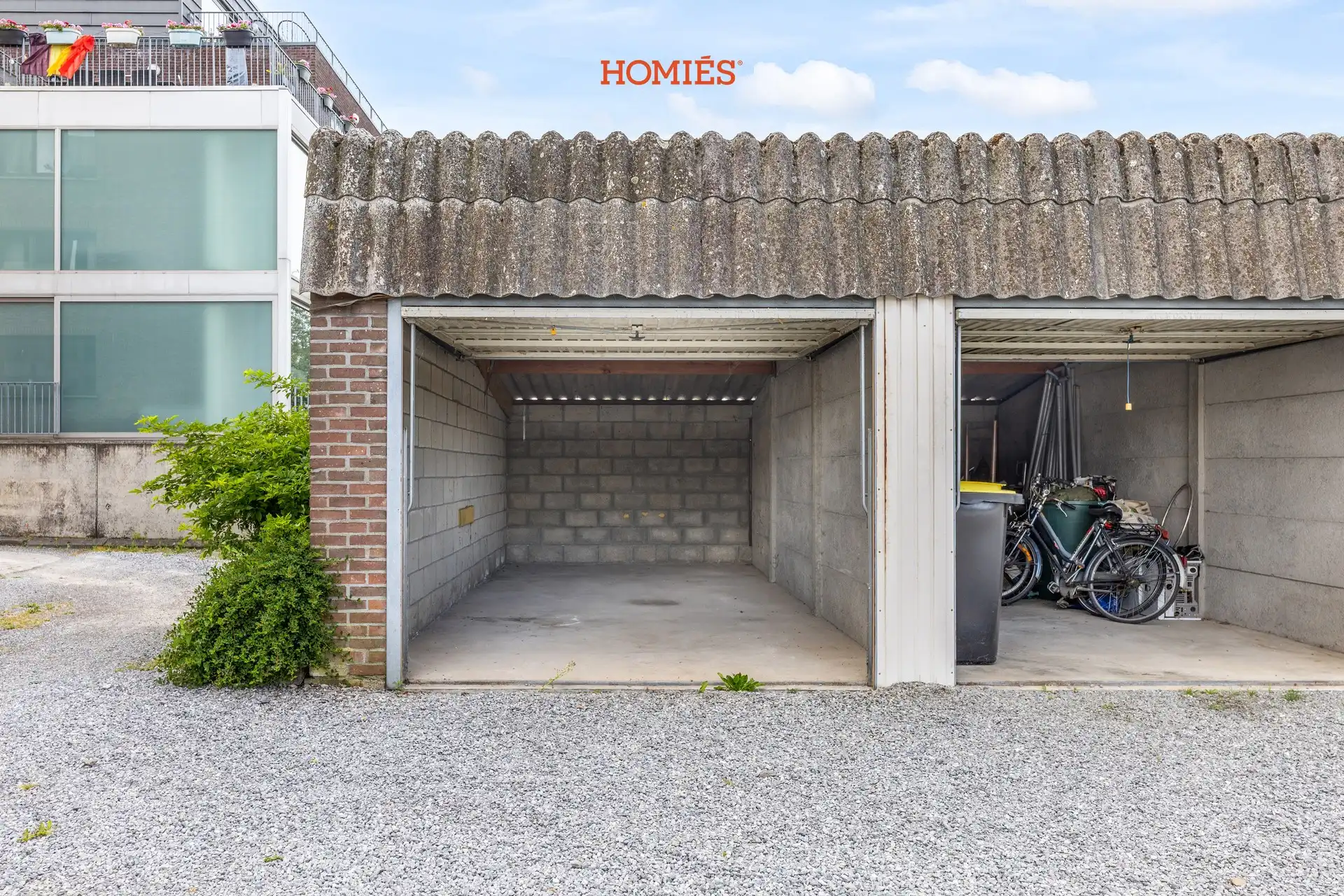 Instapklaar en vernieuwd 2-slaapkamerappartement met garage foto 17