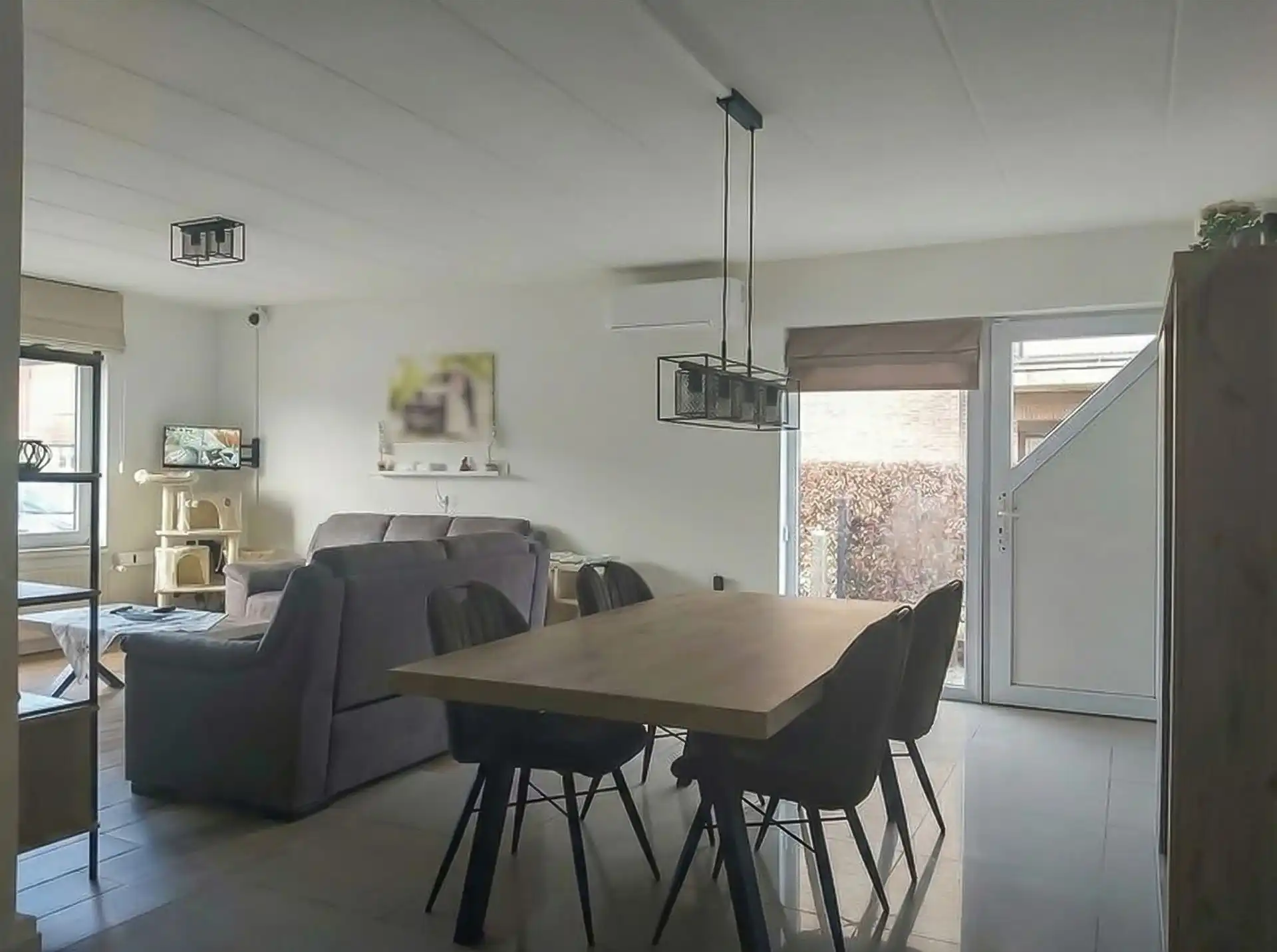 Instapklaar, gelijkvloers appartement met 2 slaapkamers, 2 garages en klein tuintje (via oprit bereikbaar) met overkapping in Maasmechelen! foto 3