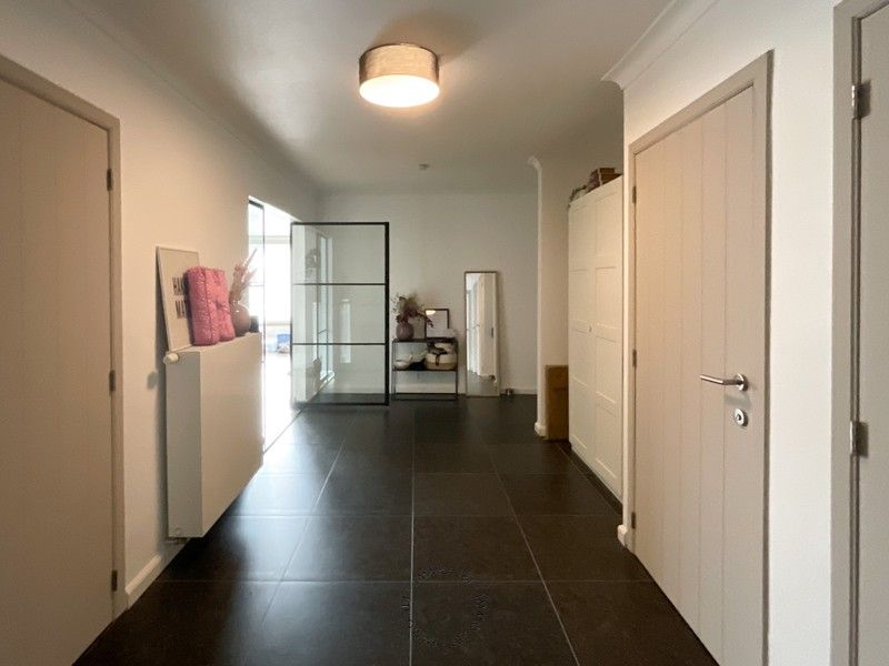 Ruim appartement van 130m² met twee slaapkamers, terras en autostaanplaats foto 2