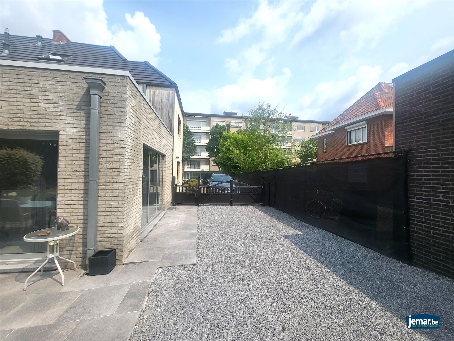 Instapklare halfopen bebouwing op wandelafstand van het centrum foto 2